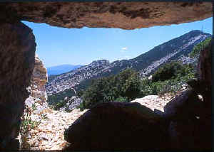 DOLMEN M LONGU DENTRO.JPG (21078 byte)